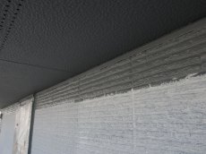 塗装しやすい部位はローラーを使用して外壁塗装を行います。