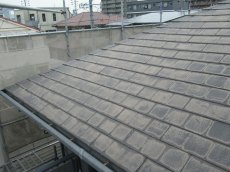 屋根塗装は高圧洗浄でしっかりと汚れを落とすのが重要です。