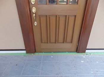 木部玄関扉をキシラデコールで塗装を行います。