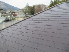 屋根に塗装した塗膜が剥がれないように下塗りと水洗いはしっかりと実施します。 