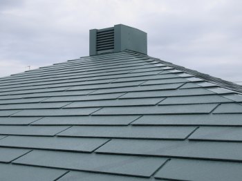 屋根は一番耐久性が必要な部位なのでフッ素塗料より耐久性の良い無機塗料で塗装を行いました。
