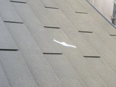 屋根のひび割れ部はシーリング補修した上で塗装を行います。