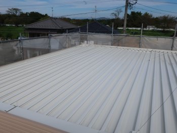 屋根塗装は遮熱効果があり、フッ素塗料よりさらに耐久性のある無機塗料で塗装を行いました。