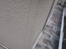 外壁塗装と屋根塗装は使う塗料が違うので、外壁塗装が終了するまで屋根が汚れないようにビニール養生を行います。