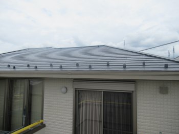 屋根は日当たりも良く、雨風の影響も受けやすいので、できるだけ耐久性の良い塗料で塗装することをおすすめいたします。