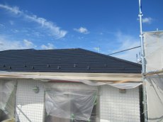屋根は遮熱フッ素塗料で塗装を行います。