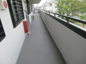 廊下床は塩ビシート防水実施した上で長尺シートで仕上げました。