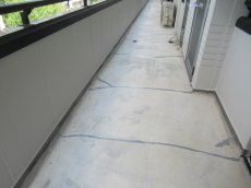 廊下の既設シートを撤去したらコンクリート床にひび割れが発生していたのでシーリング補修を行いました。