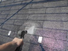 屋根塗装する前にしっかりと高圧洗浄することで塗膜剥離を防ぎます。