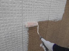 外壁塗装下塗りを塗装することによって密着力と防水性能を高めます。