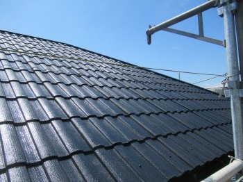 屋根セメント瓦は遮熱無機塗料で塗装を行います。