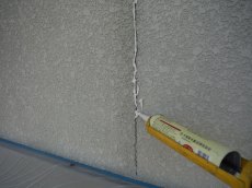 外壁のひび割れ補修はシーリングを充填しました。