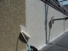 外壁塗装の下塗りは特殊弾性フィラーで下地調整を行います。