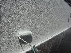外壁塗装中塗りには高弾性塗料を塗装し、防水性能を高めます。