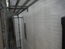 外壁塗装下塗りには特殊弾性フィラーを使用し、密着力と防水性能を高めます。