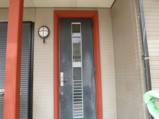 玄関枠は鉄部なのでさび止め塗装を行って上でシリコン塗料で塗装します。