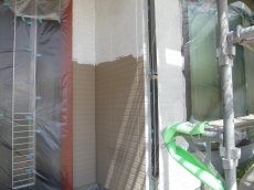 外壁塗装下塗りに使用する特殊弾性フィラーは細かいひび割れに充填出来て下地補修になります。