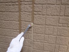 外壁ジョイントパッキン部は密着力を高めるため特殊プライマーを塗装します。