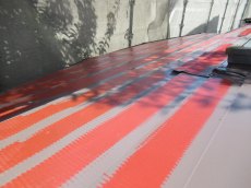 ガルバリウム鋼板屋根は錆止め塗装を行った上で遮熱無機塗装を行います。