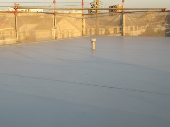 屋上は塩ビシート防水で施工しました。