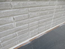 外壁塗装の下塗り塗装で防水性能と密着力を高めます。