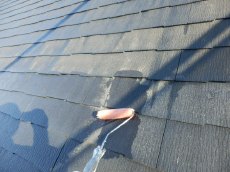 屋根カラーベストの下塗りにはエポキシプライマーを塗装します。