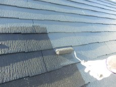 屋根上塗りには遮熱タイプで耐久性抜群の無機塗料で塗装します。