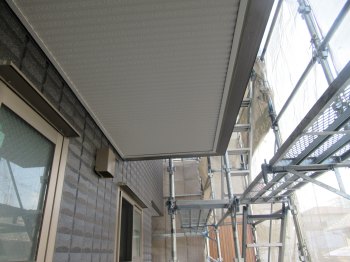 軒天は透湿性のある専用塗料で塗装を行ないます。 