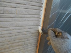 外壁ジョイントのパッキン部は密着力を高めるプライマー塗装を行います。