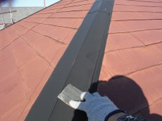 屋根棟板金を塗装前にケレンします。