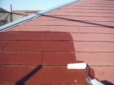 屋根カラーベスト部分の下塗りはエポキシプライマーを塗装します。