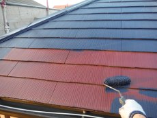 屋根上塗りには遮熱タイプの無機塗料を塗装します。
