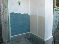 外壁塗装下塗りに使用する特殊弾性フィラーは細かいひび割れ補修も行ってくれます。