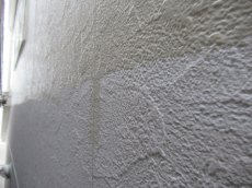 外壁塗装は下塗り塗装後に上塗り無機塗料で塗装を行います。
