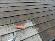 屋根カラーベストの劣化著しかったのでプライマー塗装で下地を固めます。