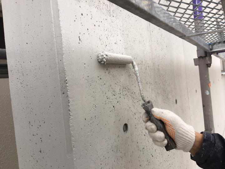 コンクリート打ち放し風に仕上げる為の特殊ベース塗装を行います。