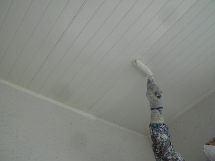 軒天塗装は透湿性のある塗料で塗装を行います。