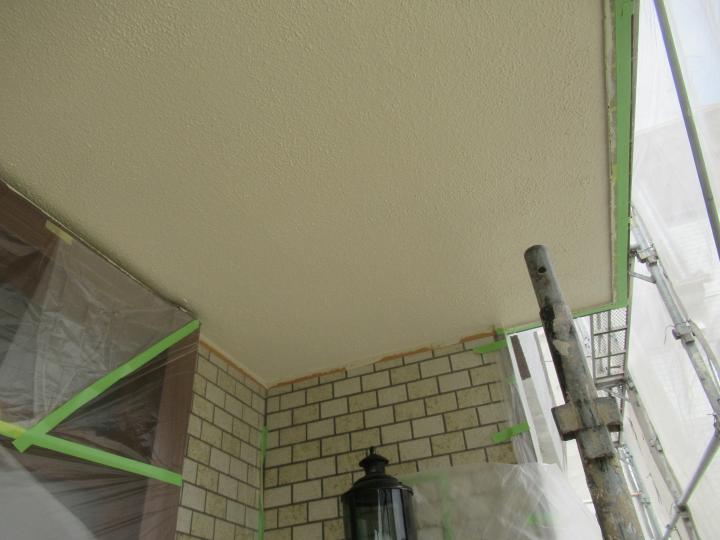軒天の塗装を行います。