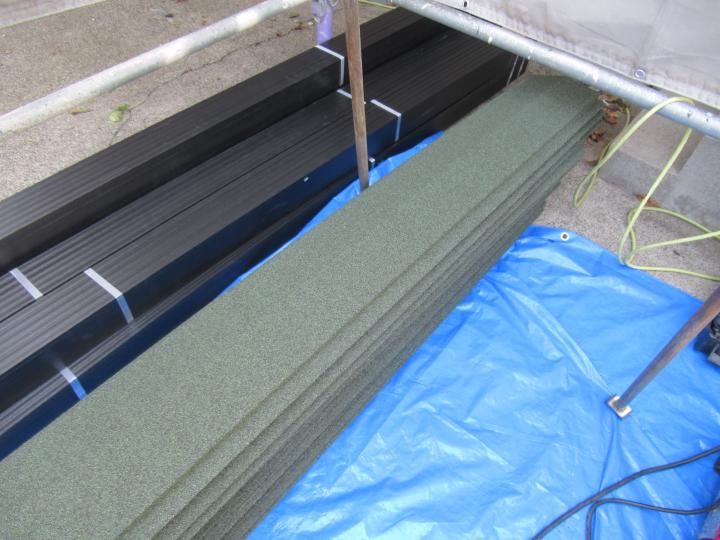 屋根カバー工法に使用するガルバリウム鋼板の屋根材です。