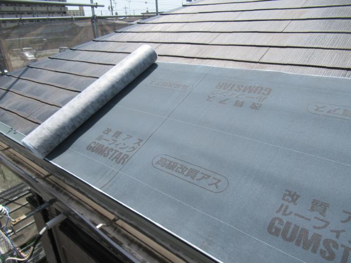 防水ルーフィングを屋根に貼り付けて固定します。