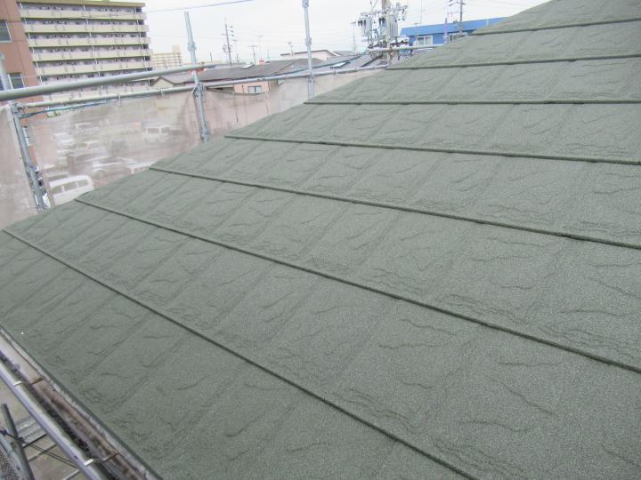 耐久性抜群のガルバリウム鋼板を屋根に貼り付けます。
