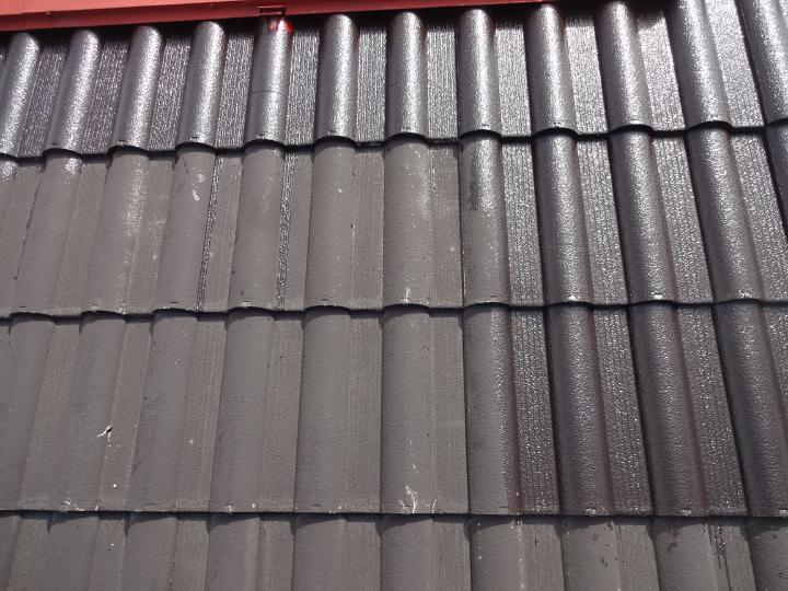 屋根セメント瓦は塗膜剥離が発生しやすいので特殊な下塗りを塗装します。