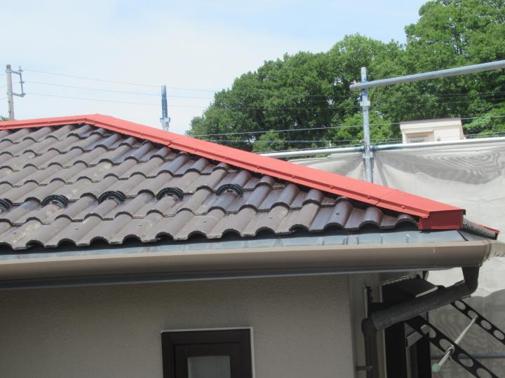 屋根セメント瓦の棟板金部の下塗りは錆止め塗料を塗装します。