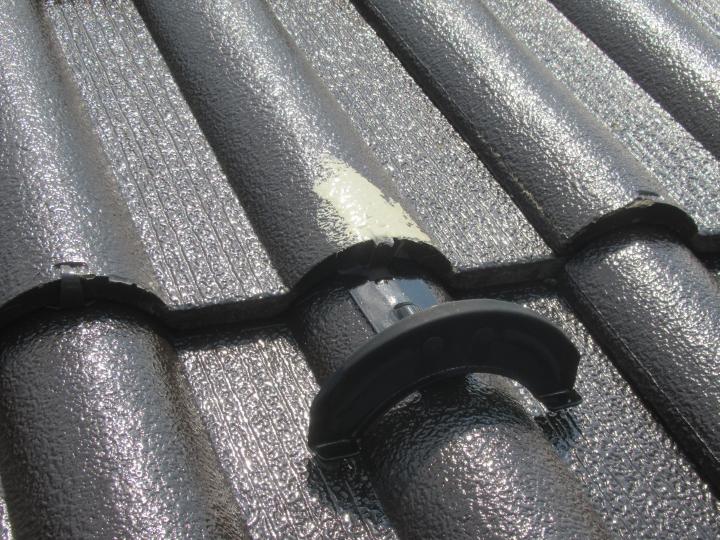 屋根セメント瓦の割れ部はシーリングで補修します。