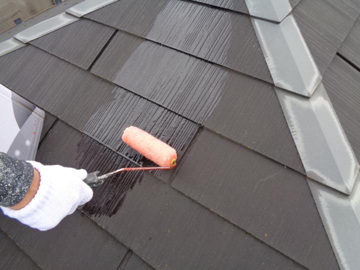 屋根塗装下塗りで塗膜剥離しない下地処理を行います。