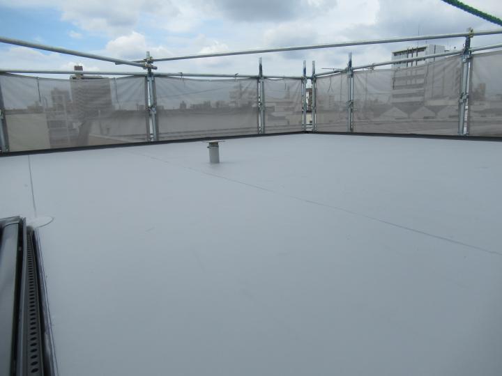 屋上を塩ビシート防水で施工しました。