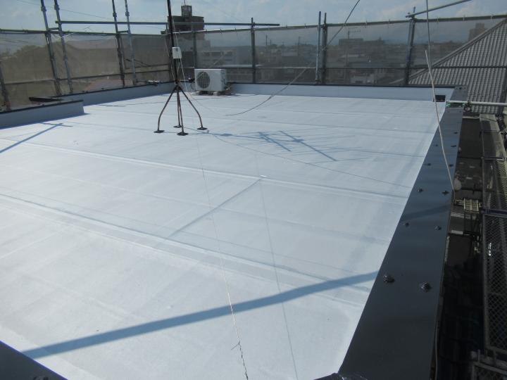 屋上防水はゴムシート防水で仕上げました。