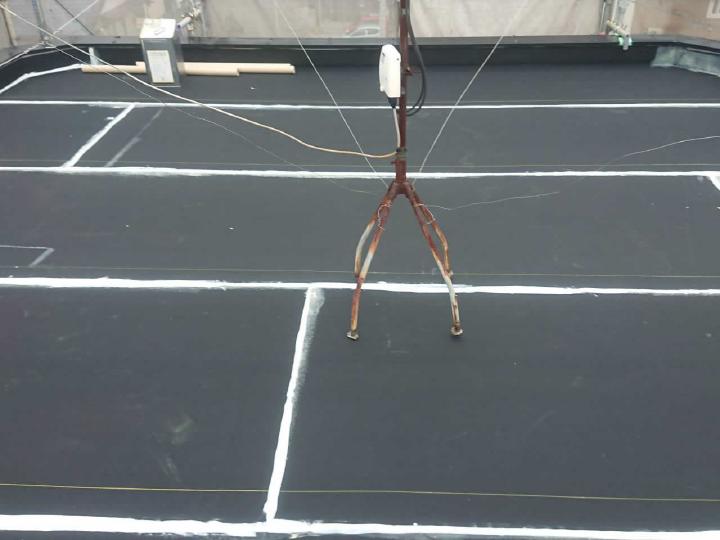 屋上にゴムシート防水を貼り付け後保護塗装で仕上げます。