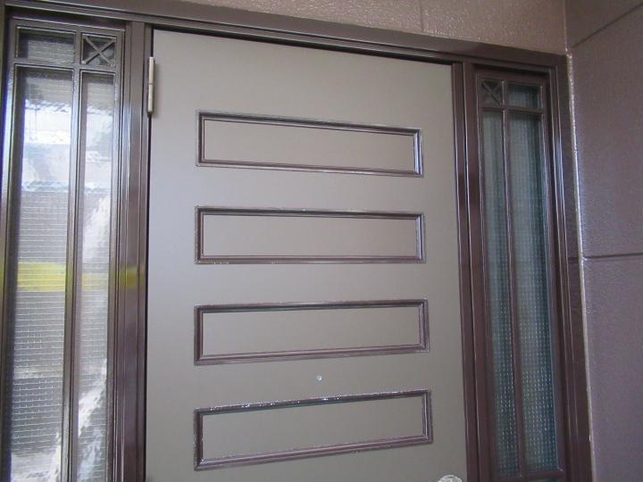 玄関枠は塗装し、玄関扉にはシート張りを行ないました。