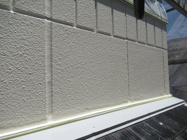 シーリングの上に外壁塗装を行なうので耐久性の良い塗膜を使用するとシーリング劣化も軽減します。
